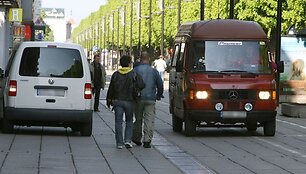 Kuo toliau, tuo labiau Laisvės alėja primena ne pėstiesiems skirtą gatvę, o greitkelį, kuriuo nuolat zuja lengvasis ir sunkusis transportas. 