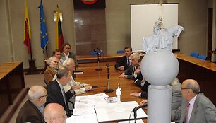 Klaipėdos senamiestyje, greta miesto simboliu tapusio burlaivio &bdquo;Meridianas&ldquo; i&scaron;kils istorinę datą priminsiantis paminklas.