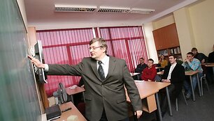 VDU administracija tikina, jog darbuotojai nėra verčiami eiti nemokamų atostogų, tik pra&scaron;omi solidarizuotis ir padėti universitetui sutaupyti. 