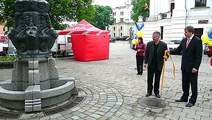 Verslininkai, atleisti nuo dalies mokesčių, ėmėsi aktyviai gaivinti centrinę miesto dalį &ndash; prie&scaron; savaitę Rotu&scaron;ės aik&scaron;tėje atgimė keletą metų merdėjęs fontanas.