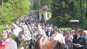 Gausiausiai maldininkų į Kalvarijas patraukia per Sekminių atlaidus.