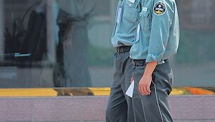 Policija neleidžia gyventojams i&scaron;vykti i&scaron; maro apimto miesto.