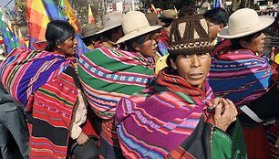 E.Moralesas populiarus tarp Bolivijos skurdžių ir indėnų.