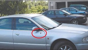 Marijampolės savivaldybės administracijos automobiliai pažymėti miniatiūriniu lipduku su miesto herbu, kurį sunku įžiūrėti net iš arti.