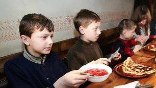 Ar ilgai vaikams teks sotintis iš namų atsineštais sumuštiniais, priklausys nuo valdininkų. 