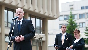 Prezidento posto ketinusio siekti Arūno Valinsko &scaron;alininkai pavasarį surinko vos 21 tūkst. jį remiančiųjų para&scaron;ų. Tačiau para&scaron;us rinkęs Tautos prisikėlimo partijos atstovas LŽ atskleidė, kad dalis jų &ndash; klastotės.