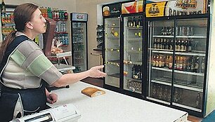 Atsigavusi nuo i&scaron;vakarėse patirto &scaron;oko parduotuvės direktorė vakar vėl stovėjo prie kasos aparato.