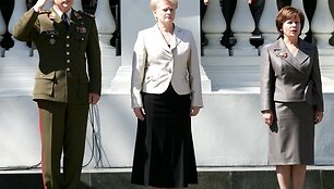 Lietuvos kariuomenės vadas generolas majoras Arvydas Pocius, prezidentė Dalia Grybauskaitė ir kra&scaron;to apsaugos ministrė Rasa Juknevičienė