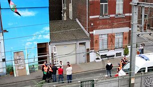 Namas, kurio rūsyje M.Dutroux laikė mergaites ir &scaron;iandien tebėra uždengtas milžini&scaron;ka drobe.