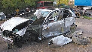 I&scaron; BMW liko tik metalo laužo krūva.