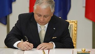 L.Kaczynskis pasira&scaron;ė Europos Sąjungos Reformų sutartį.