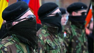 INLA aktyvistų žygis Litl Brėjaus gatvėmis prie&scaron; paskelbiant apie ginkluotos kovos atsisakymą.