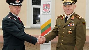 Lietuvos kariuomenės vadas A.Pocius (de&scaron;inėje) ir Valstybės sienos apsaugos tarnybos vadas S.Stripeika 