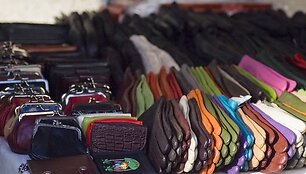 Rudeni&scaron;kos spalvos garderobe