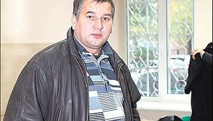 Į posėdžius dėl suėmimo pratęsimo R.Gasiulis buvo vežiojamas su kauke, o į uždarus bylos svarstymus jau ateina nebedangstydamas veido.