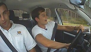 Nerijus Ju&scaron;ka prie automobilio vairo
