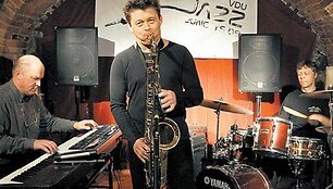 Kauno džiazo trio &ndash; G.Janu&scaron;kevičiaus (i&scaron; kairės), T.Botyriaus ir A.Joffės &ndash; pasirodymas savitai nuspalvino festivalį.