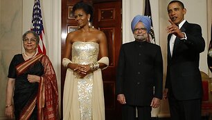 Karali&scaron;ka Michelle ir jaunatvi&scaron;kas B.Obama pasitinka svečius per pirmus jų surengtus valstybinius pietus Baltuosiuose rūmuose.