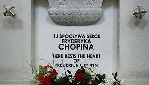 F.Chopino &scaron;irdis palaidota Var&scaron;uvos &Scaron;v. Kryžiaus bažnyčioje.