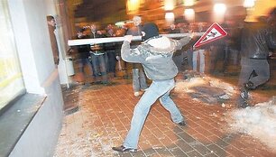 Latvijoje metai baigiasi taip pat, kaip ir prasidėjo &ndash; nepatenkintų žmonių protestais prie&scaron; vyriausybės veiksmus reaguojant į krizę.