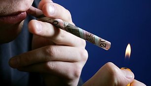 Padidinus akcizo mokestį, cigarečių prekybos apyvarta sumažėjo 50 proc., nelygu cigarečių rūšis ar kaina, todėl negalima sakyti, kad pirkėjai pradėjo rinktis pigesnius rūkalus.