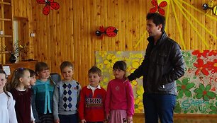 Alanas Cho&scaron;nau kartu su Trakų lop&scaron;elio-darželio &bdquo;Ežerėlis&ldquo; dainininkais.
