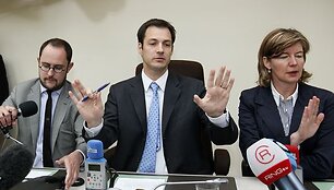 &bdquo;Open VLD&ldquo; partijos prezidentas Alexanderas De Croo (viduryje) teigė, kad partija prarado pasitikėjimą vyriausybe.