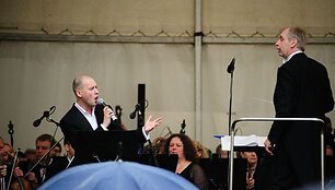 Sasha Song Joninėms dovanos Georgo Michaelo dainas.