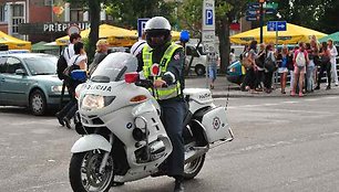 Policininkas su motociklu