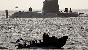 Didžiosios Britanijos karali&scaron;kojo karo laivyno povandeninis atomlaivis užplaukė ant uolų.