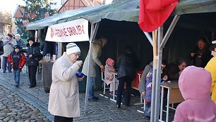 Sekmadienį miestiečiai buvo vai&scaron;inami kalėdine sriuba ir kviečiami paaukoti.
