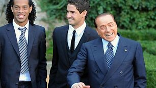 Silvio Berlusconi futbolininkų kompanija &ndash; įprasta