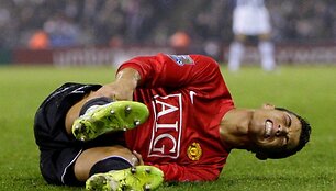Ronaldo pamėgo gulinėti ant žaliosios vejos ne vien rungtynių metu...