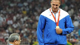 Olimpinis auksas jau ant atleto krūtinės