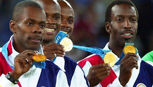 Tuomet dar amerikietis Alvin Harrison &ndash; trečias i&scaron; kairės