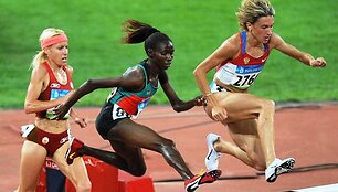 Marta Dominguez Pekino olimpiadoje (kairėje)