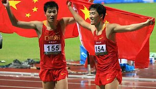 Triumfuoja Kinijos barjerininkai Liu Xiangas (de&scaron;inėje) bei Shi Dong Pengas