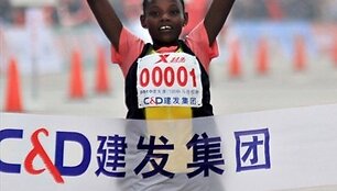 Fini&scaron;uoja maratono laimėtoja Atsede Bayisa 