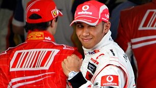 Kinijos GP kvalifikaciją laimėjo Lewisas Hamiltonas