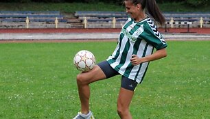 Diana Lobačevskė su futbolo kamuoliu