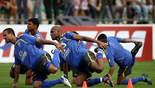 Tiago Silva (viduryje) atker&scaron;ijo C.Ronaldo įmu&scaron;damas du įvarčius į Portugalijos rinktinės vartus