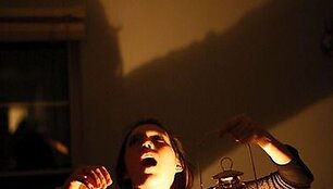 Scena i&scaron; Carolyn Forche &bdquo;Istorijos angelas&ldquo; (rež. Emily Mendelsohn, 2009, Kalifornijos menų institutas, JAV)