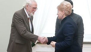 Dalia Grybauskaitė spaudžia ranką Marcelijui Martinaičiui