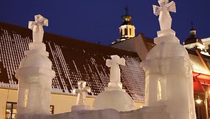 Misterija &bdquo;Ledo vilkas&ldquo; &scaron;alia barokinių ledo skulptūrų