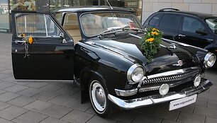 Būsimuosius jaunuosius viliojo prabangūs automobiliai...