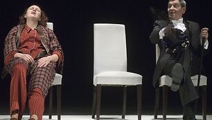 Į didžiąją sceną sugrį&scaron; spektaklis &bdquo;Dviejų pasaulių vie&scaron;butis&ldquo;, kuris skiriamas pernai rugsėjį anapilin i&scaron;keliavusiam aktoriui Vladimirui Jefremovui atminti.