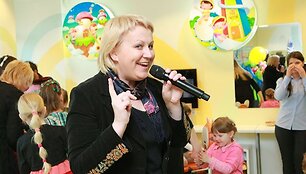 Žinomų Lietuvos žmonių vaikai gražinosi prie gimtadienio torto