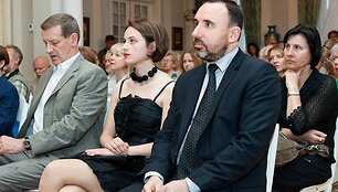 Dailės parodos &bdquo;Justinas Vienožinskis. Gyvenimas, paskirtas menui&ldquo; atidarymas: i&scaron; de&scaron;inės &ndash; Kultūros ministras A. Gelūnas ir J. Vienožinskio proanūkė E. Vienožinskytė 
