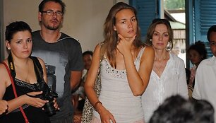 Jurgita Jurkutė su Renata &Scaron;akalyte ir Marijumi Mikutavičiumi lankosi Kambodžos ligoninėje