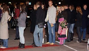 Prie baro būriuojasi žmonės